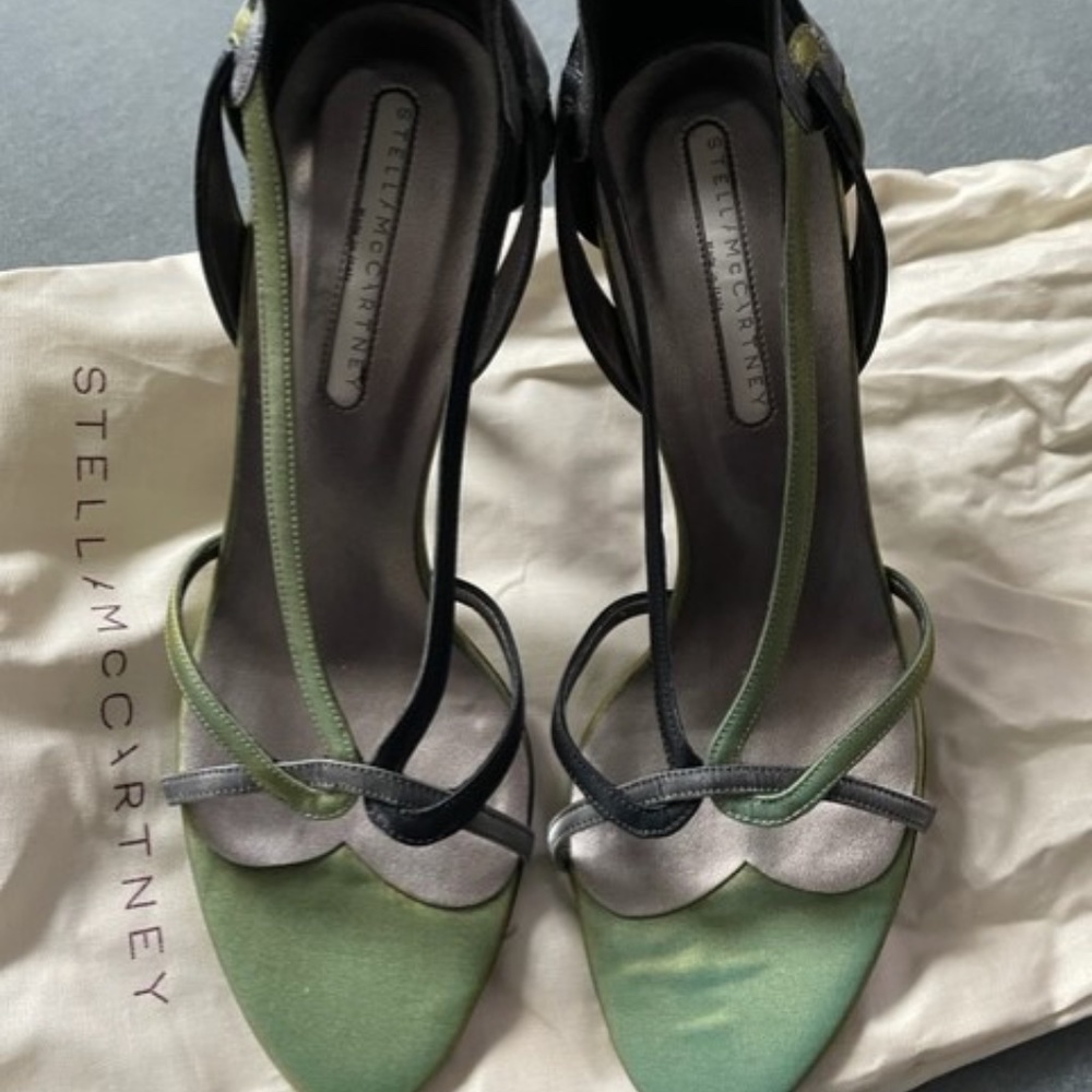 New w pouch STELLA MCCARTNEY $595 sexy green grey leather heels sandals 38/US 8